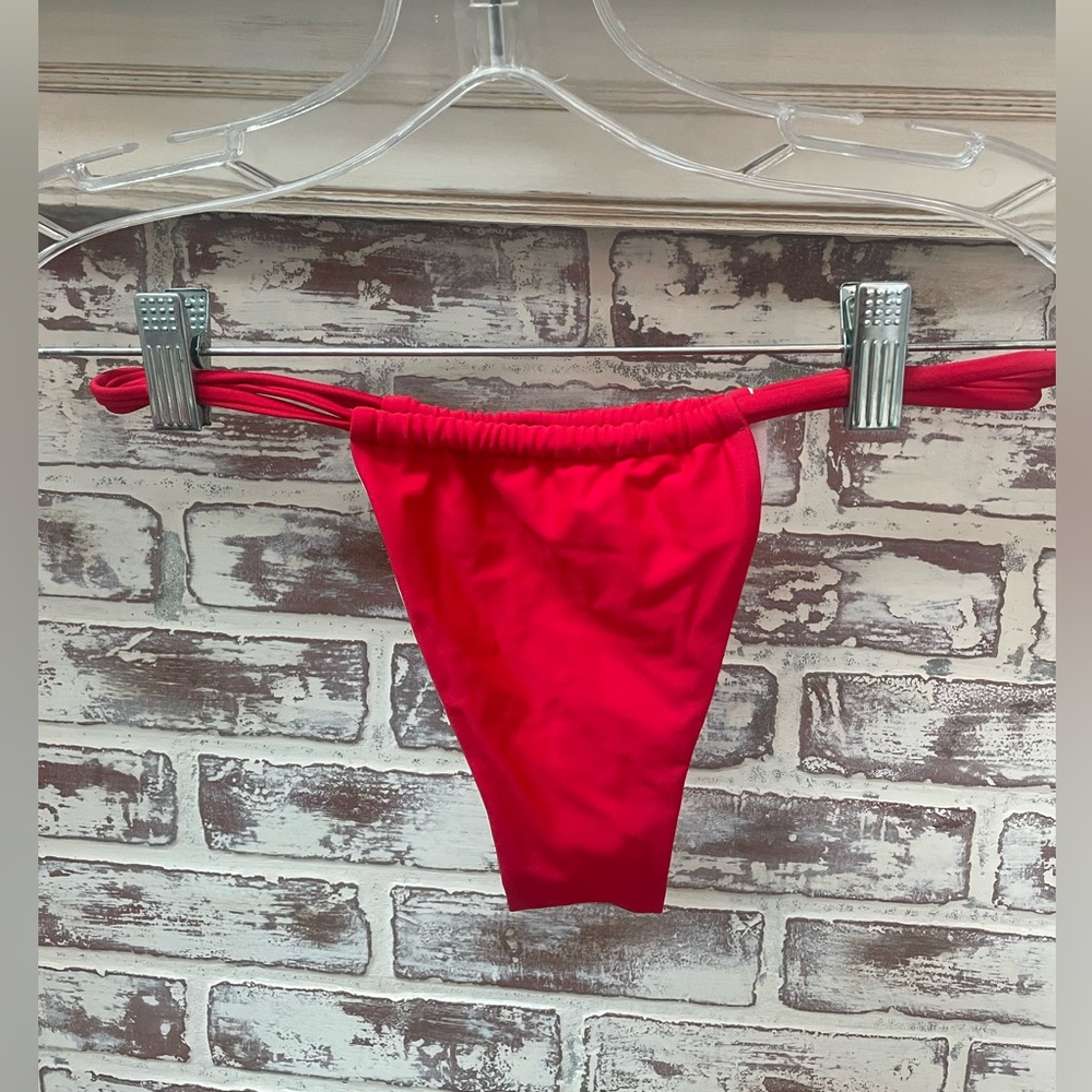 Red bikini - Picture 3 of 4